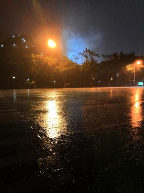 晚上下雨
