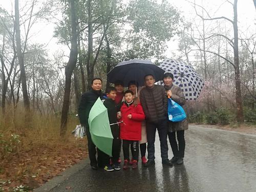 雨中的家庭
