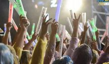 雨天中的一双手