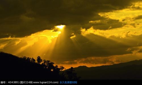 透过乌云的阳光更加灿烂
