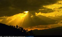 穿过乌云的阳光更绚丽