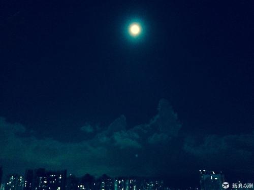 在满月下