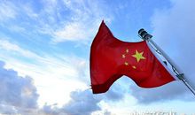 让五星红旗迎风飘扬