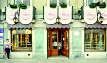 橱窗外的那女子