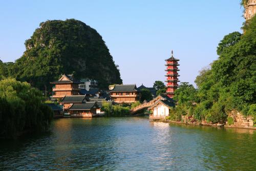在山的后面