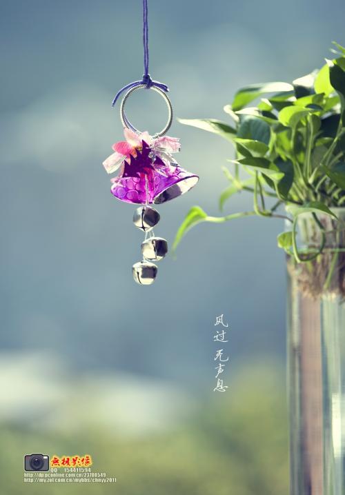 当风通过时，那串风铃的声音