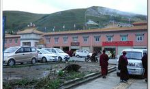 碧水悠悠祖孙情