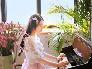 弹钢琴的女孩