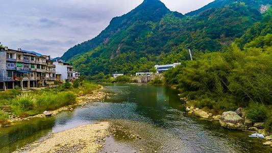 看到山脚下的风景