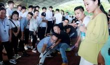 紧张激烈的拔河比赛