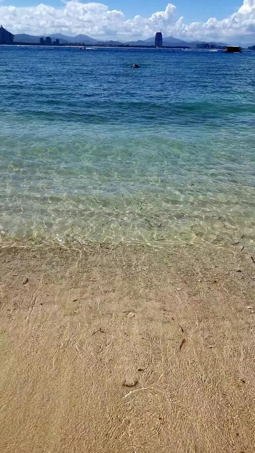 想象一下构图：我的家在大海中