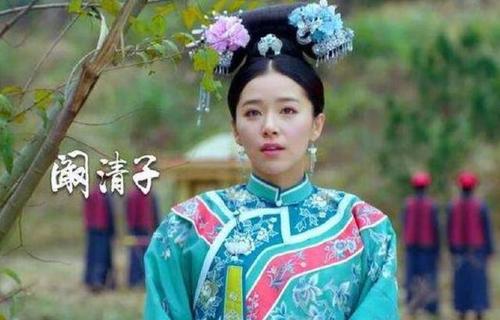雪中​​的两个姐妹