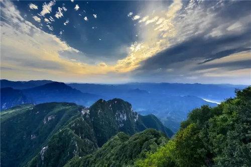 高耸的山