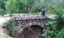 石桥下的流水声