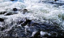 向前奔腾的小溪