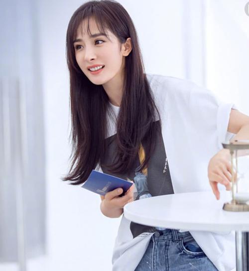 她是一个爱笑的人