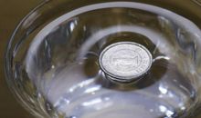 浮在水面上的硬币