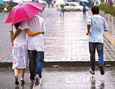 走在雨中思考文化