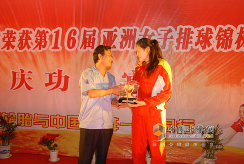 女子排球队获得冠军，精神将永生
