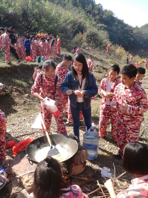 在山上旅行