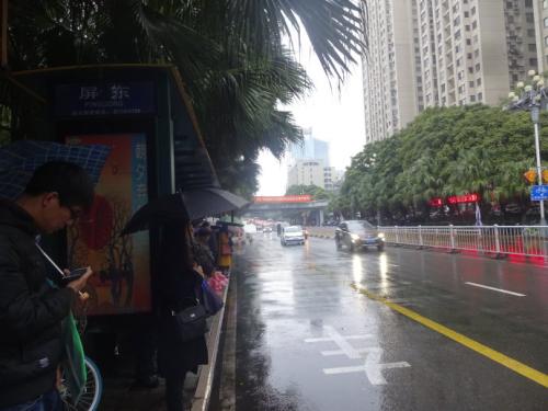 在多雨的街道上漫步