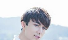 夏日球场的白衣少年