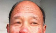 一个卖菜老太太的背影