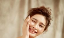 穿花格裙子的女孩