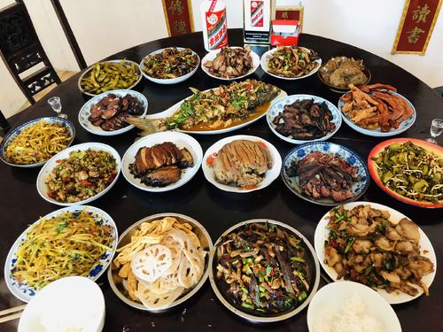 奶奶在做饭