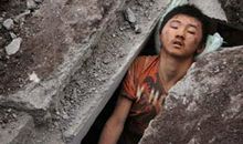 废墟中的小男婴