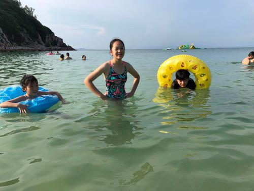 在海里游泳