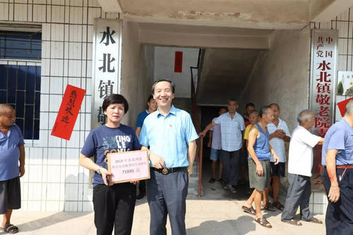 我竖起大拇指给爱的人