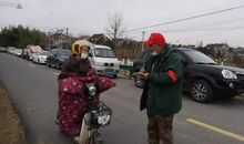 敬礼疫情中负重前行的人