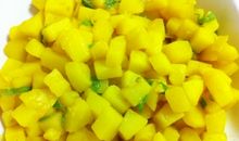 用吸管穿过土豆