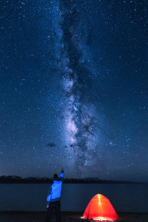 望着夜空