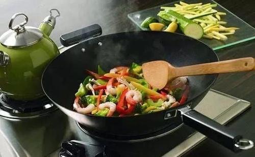 观察家庭烹饪的一部分