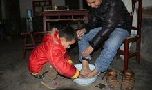 给爸爸洗脚
