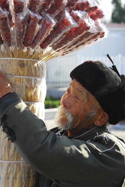 老人卖蜜饯的山楂