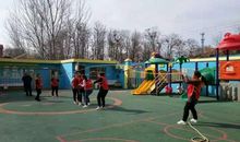 快乐的跳长绳活动
