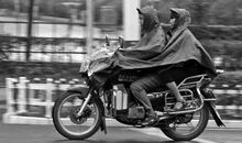 风雨中的那辆单车