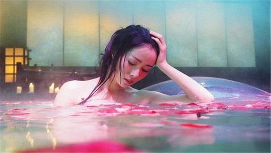 走在爱的沐浴中