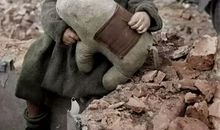 一个废墟中的孩子