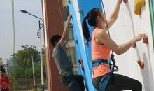 精彩的攀岩表演