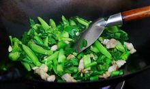 我跟妈妈学炒菜