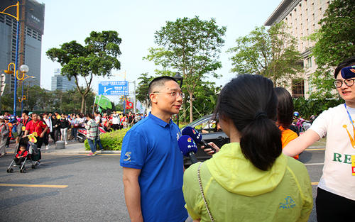 在严爱的温暖中漫步