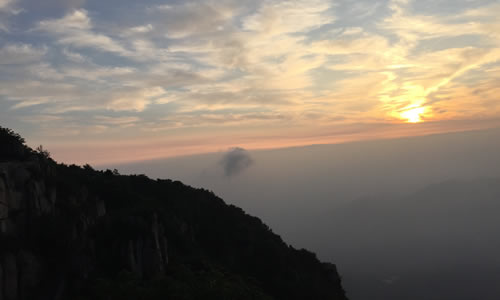 描绘泰山风景的构图
