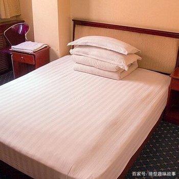 在一个小镇的旅馆里
