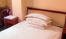 在一个小镇的旅店里