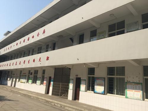 走在这栋教学楼里