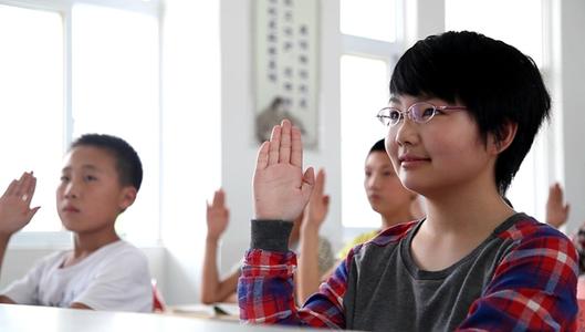 不敢举手在课堂上讲话